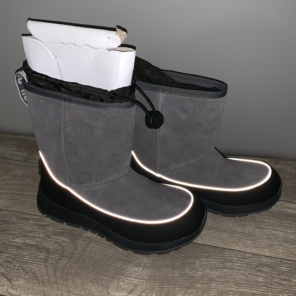 Ugg youth grey and black snow boots brand new size 1 - Picture 2 of 8